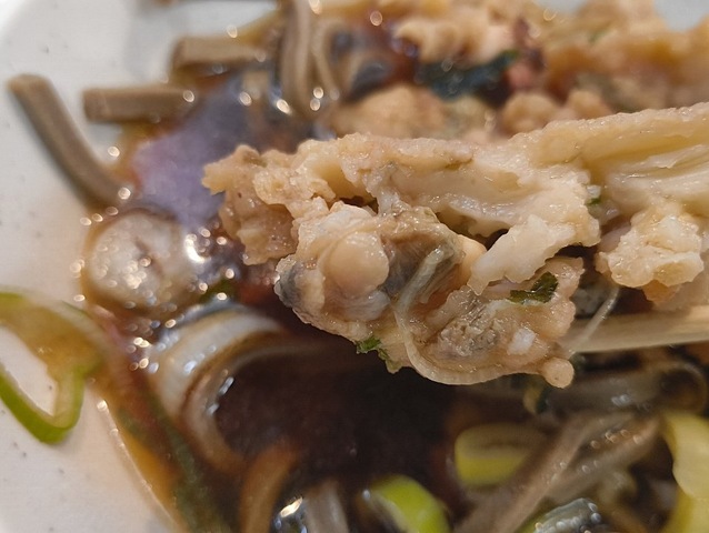 あさりと三ツ葉のかき揚げを食べる