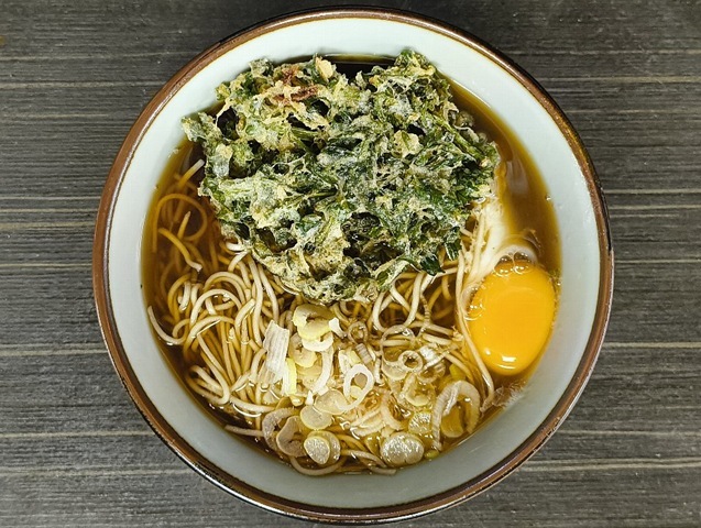 『文殊 浅草店』の「春菊天そば」と「生たまご」を手繰る。今日のたまごは後乗せだが、白身が白濁している。たまごを片面の蕎麦の上に散らしていくと、春菊の「緑」とたまごの「黄」が見事なコントラストを描き出す。これが日本一 うまい、浅草の昼餉なのだよ（笑）。（文殊 浅草店：浅草一丁目：浅草地下街）