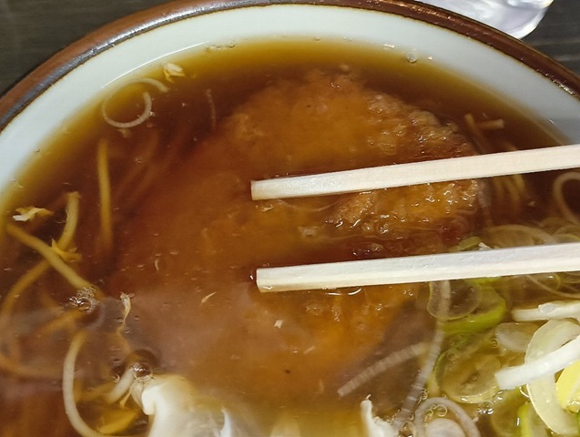 コロッケを汁に浸して崩壊寸前に迄もっていく