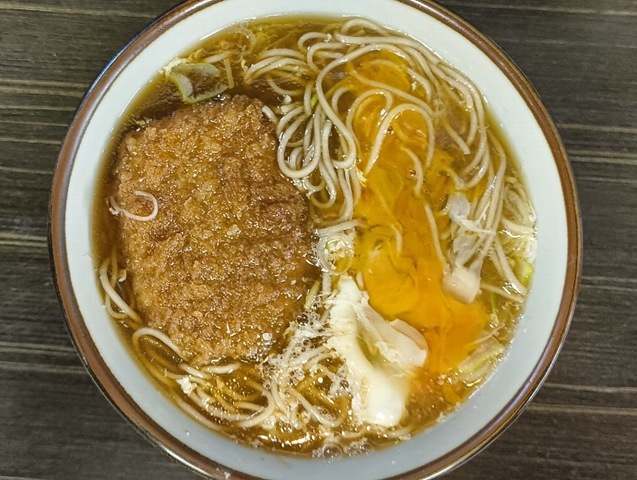 コロッケと生たまごの色の対比を楽しむ