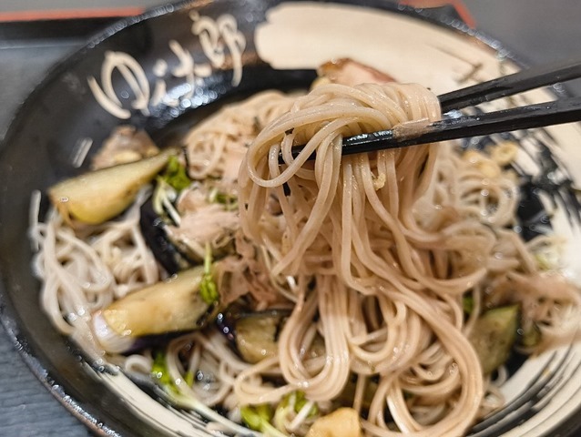 蕎麦を手繰る
