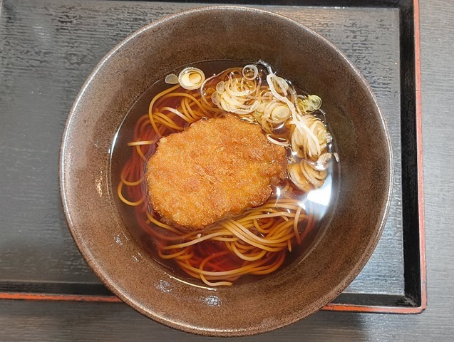 「ゆで太郎」で「コロッケそば」（かけそば＋コロッケ）でランチ。「コロッケ」を「かけそば」の中に入れてしばらく待つ。そしてもう限界だという「コロッケ」の喘ぎを聞きながら箸をつけてやるのだ。 どうしようもなく崩れる「コロッケ」が特別なうまさなのだよ（笑）。（ゆで太郎 もつ次郎本所吾妻橋店：墨田区吾妻橋3丁目）