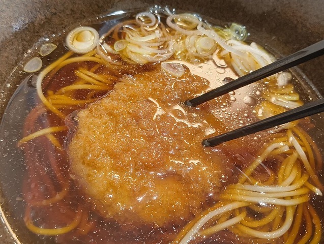 コロッケをズブズブと汁に浸すのだ