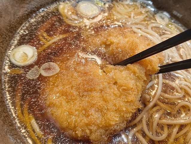 コロッケを食べる