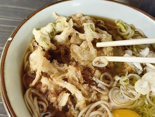 かき揚げを汁につけてやる
