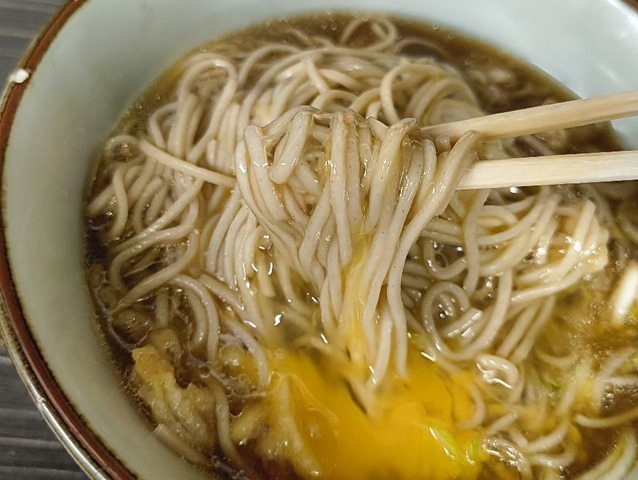 たまごも一緒に手繰ってやるのだ