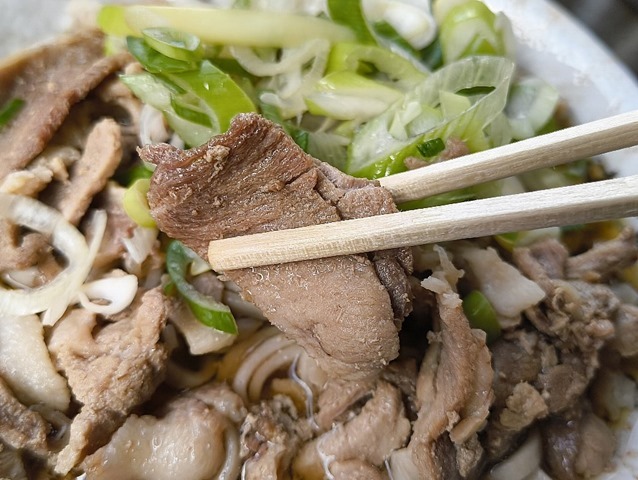 肉を食べる