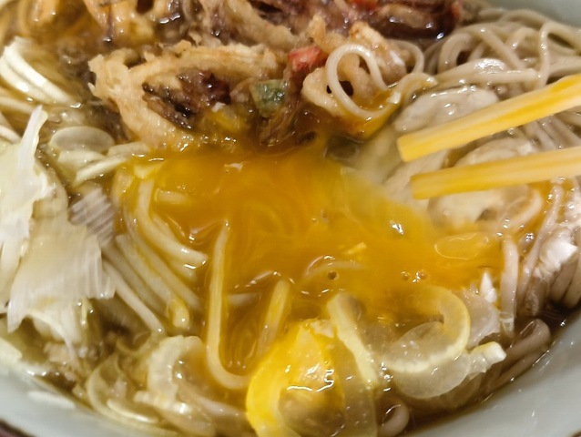 黄身を蕎麦に散らすのだ