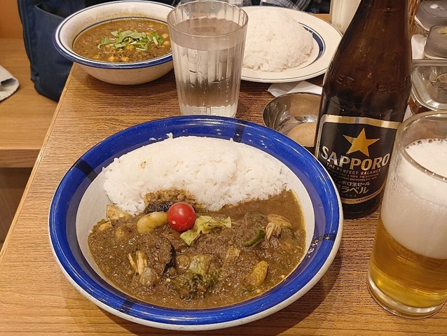 『エチオピア カリー キッチン』で「エビ＋野菜カリー」と「豆カリー」でランチ。どうあがいてもご飯の量が多すぎる。あたしは半分を家人に分けたのだが、それでも十分な満足感だ。実にいい昼餉（ひるげ）になったのだよ（笑）。（エチオピア カリー キッチン アトレ秋葉原1店：千代田区外神田1丁目 アトレ秋葉原1 1F）