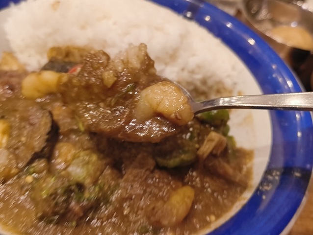 カレーを食べる