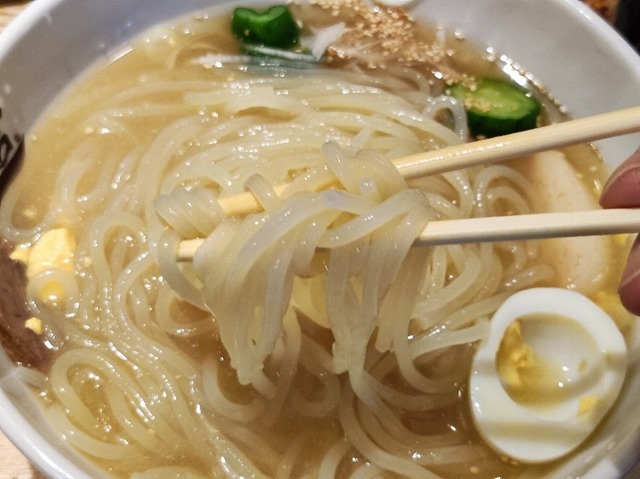 冷麺を手繰る