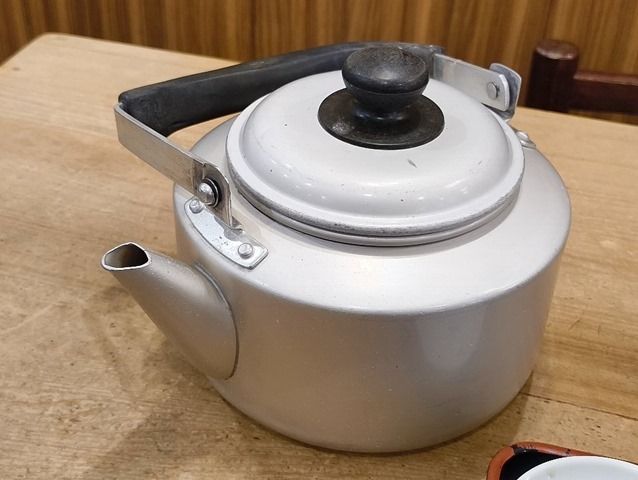 蕎麦湯がやかんに入って出て来る