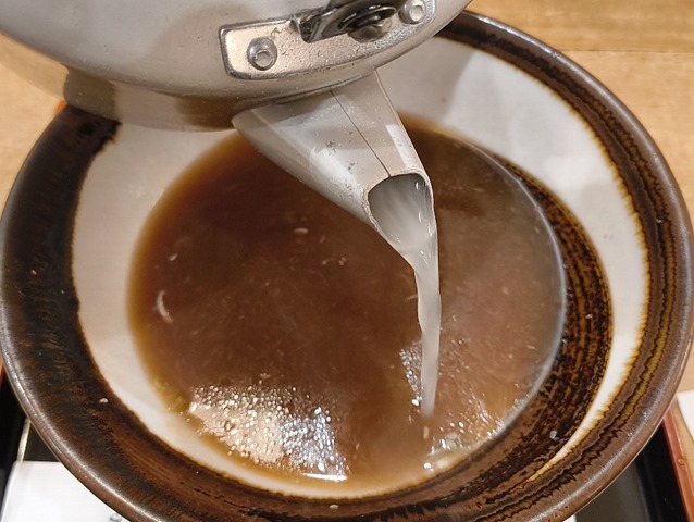 蕎麦湯を注ぐ