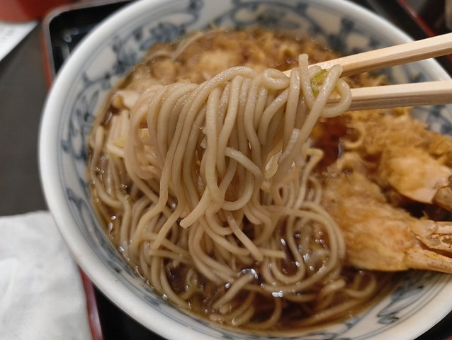 蕎麦を手繰る