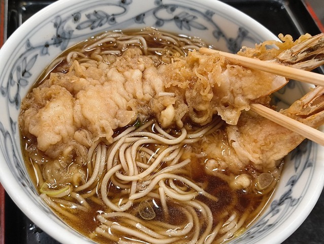 天ぷらを食べる