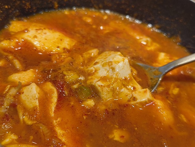 まずは豆腐を食べる