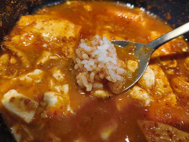 ご飯をいれて食べる