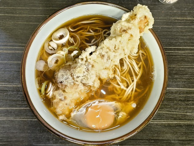 「文殊」で「ちくわ天そば」＋「生たまご」でランチ。「ちくわ天そば」の醍醐味とは、衣が徐々に汁を含んでゆき、油が染み出た汁を徐に蕎麦と混ぜ合わせて手繰ることにある。 そうして食う蕎麦のうまさよ（笑）。（文殊 浅草店：浅草一丁目：浅草地下街）