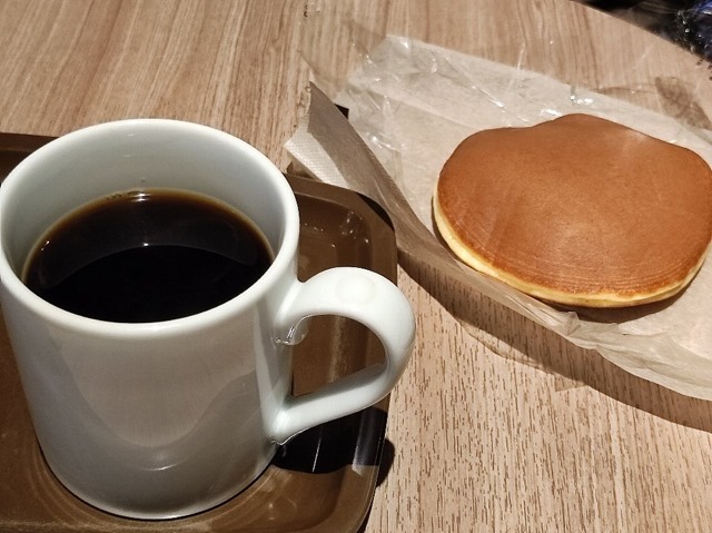 うさぎやのどらやきとコーヒー