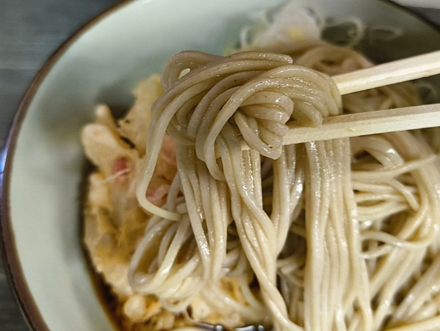 蕎麦を手繰る