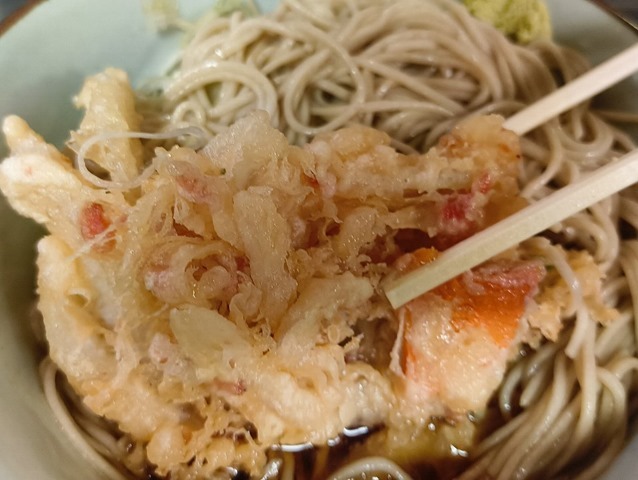 かき揚げを時間をかけて汁に染み込ませる