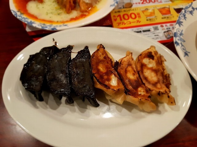 粗挽き肉の黒餃子と本格焼餃子」のハーフ＆ハーフ