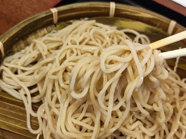 蕎麦を手繰る