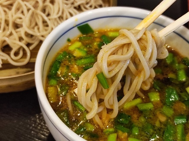 蕎麦を汁につけて手繰る