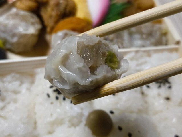 シウマイを食べる