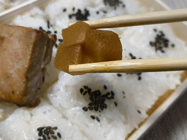 筍煮を食べる
