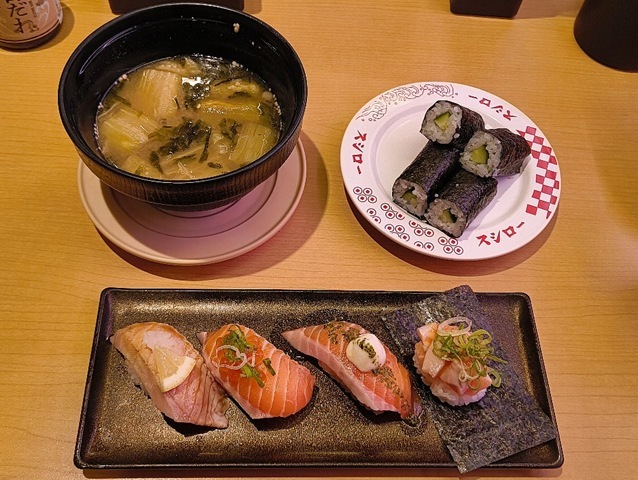 「スシロー」で「生サーモンづくし4種盛り」と「きゅうり巻」と「茄子の味噌汁」でランチ。「焦がし醤油おろし レモン」、「いくらのせ」、「モッツァレラ バシル」そして「ユッケ風包み 」のランアップだ。勿論、どれもがうまいのだよ（笑）。（スシロー 浅草吾妻橋店：墨田区吾妻橋１丁目）