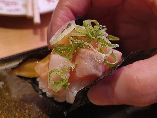 ユッケ風包みを食べる