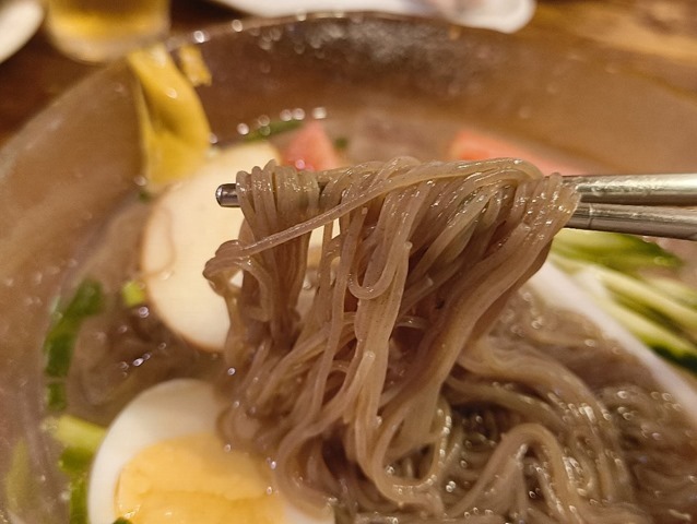 冷麺を食べる