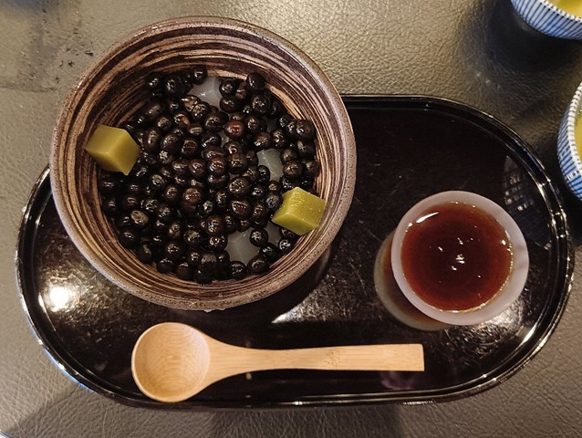 「浅草 いづ美」で「豆かん」を食べたのだが、これ「赤えんどう豆」と「寒天」と「黒蜜」だけの「三位一体」なのである。 それ故に、この三つのバランスが大切なのはいうまでもなく、それぞれがバラバラに主張しあっていては成立できない、単純であるが故に、難しい甘味なのだ。当然に「いづ美」はうまいのだよ（笑）。（浅草 いづ美 ：浅草一丁目）