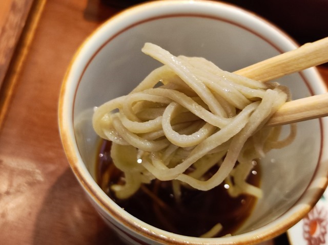 蕎麦を手繰る