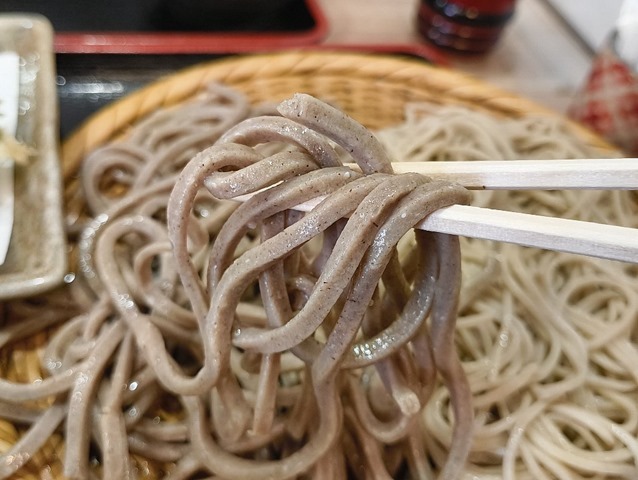 田舎蕎麦を手繰る