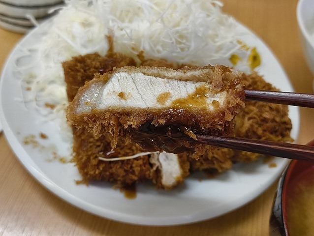 上ロースかつにソースをかける