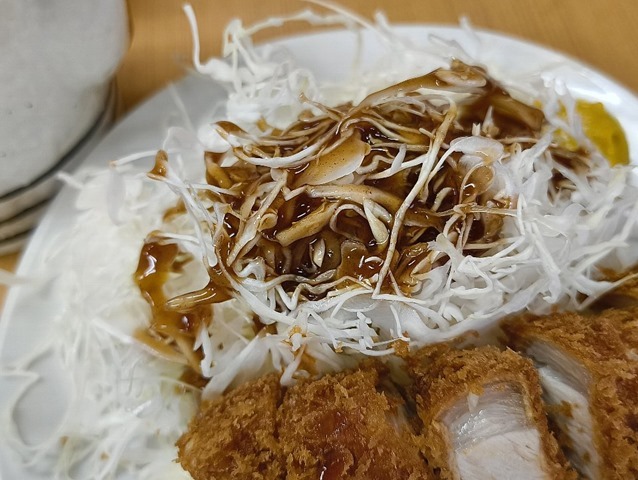 キャベツにもソースをかける