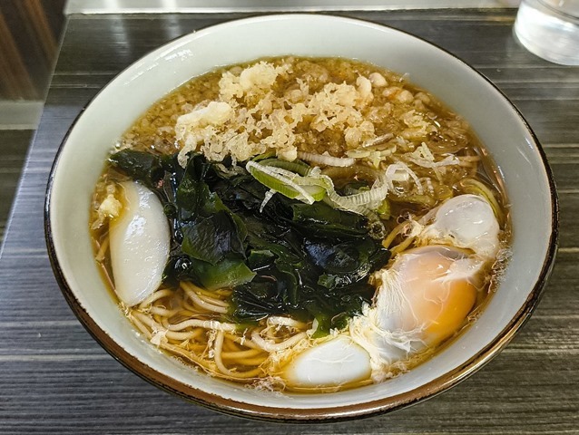 たぬきそば＋生たまご＝たぬきそば玉落とし、若しくはたぬき天玉そば