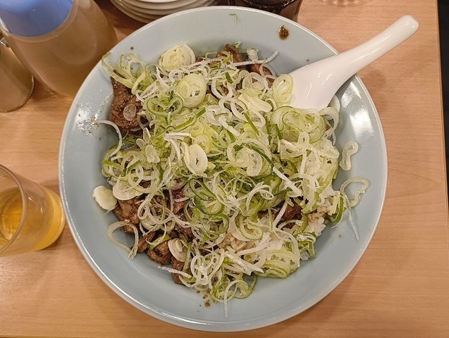 『ニュー菜苑』で夕餉。今日はいつもの「純レバ丼」と「タンメン」と「餃子」と「ぬかづけ」、それに「ビール」をもらう。年と共に分かる「ぬかずけ」のうまさ。勿論、全部うまかったのだよ（笑）。（ニュー菜苑：浅草四丁目）