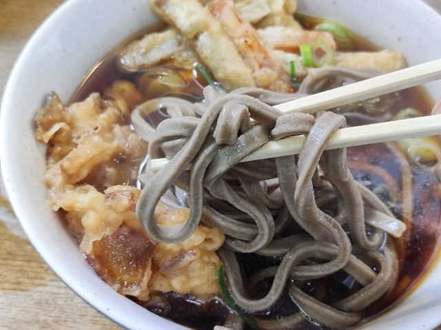 蕎麦を手繰る