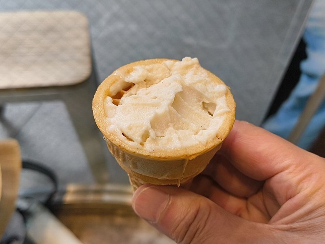 このコーンとアイスクリームのハイブリッドがうまい（笑）