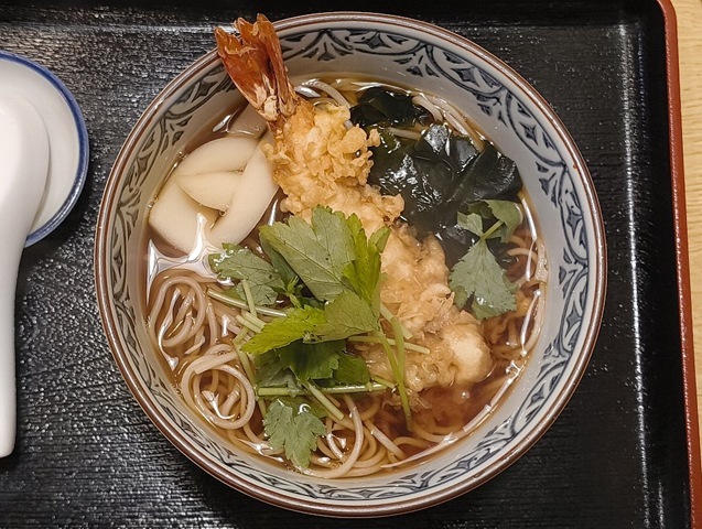 『琴富貴』の「天ぷらそば」（並）でランチ。衣が今にもバラバラになりそうな絶妙な塩梅になってくる。その衣をガブリとやり、天ぷらの油が溶け出した汁を蕎麦に絡めて一気に手繰る。言うまでもなく、最高にうまいのだよ（笑）。（琴富貴：墨田区吾妻橋1）