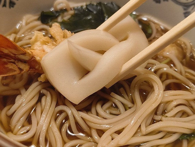 かまぼこも食べる