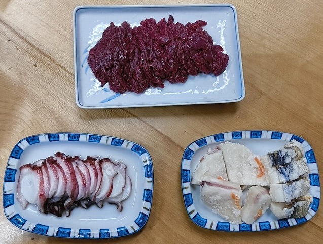 「四十萬谷本舗」の「かぶら寿し」と「大根寿し」そして「ハヤオ」の「会津馬刺し」と（どこでとれたかわからん）「水だこ」の刺身で一杯やったこと。いや、うまかったのだよ（笑）。（ねぇさんからの贈与：四十萬谷本舗：金沢市弥生1丁目：（株）ハヤオ 郡山営業所：福島県郡山市八山田3丁目）