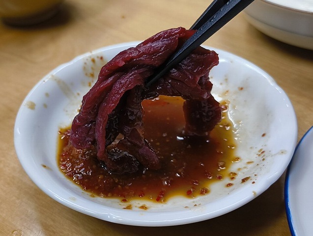 辛し味噌で会津馬刺しを食べる