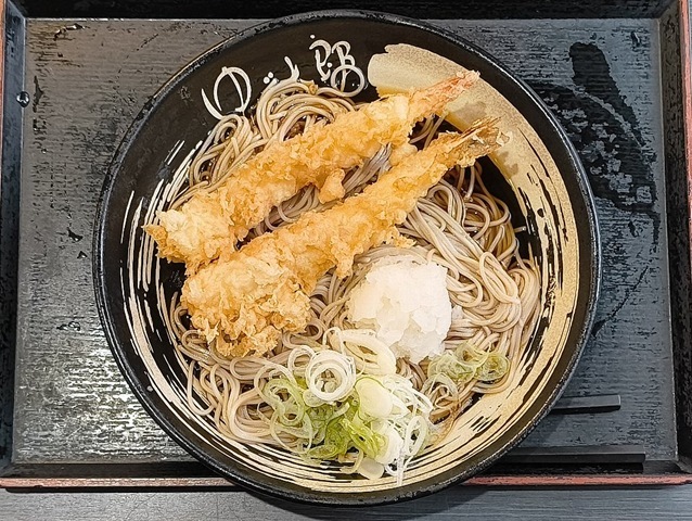 『ゆで太郎』は天才か。「大海老天そば（ぶっかけ）」でランチ。「大海老天」二本と「鬼おろし」の贅沢ぶっかけだ。「尾張屋」は別格としても、間違いなくトップクラスの大海老である。無論、うまいのだよ。（ゆで太郎 もつ次郎本所吾妻橋店：墨田区吾妻橋3丁目）