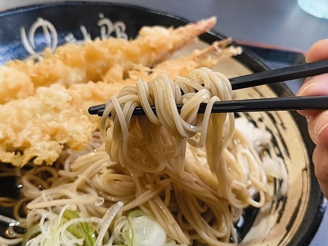 江戸細切りの定寸1.4mmで切られた蕎麦を手繰る