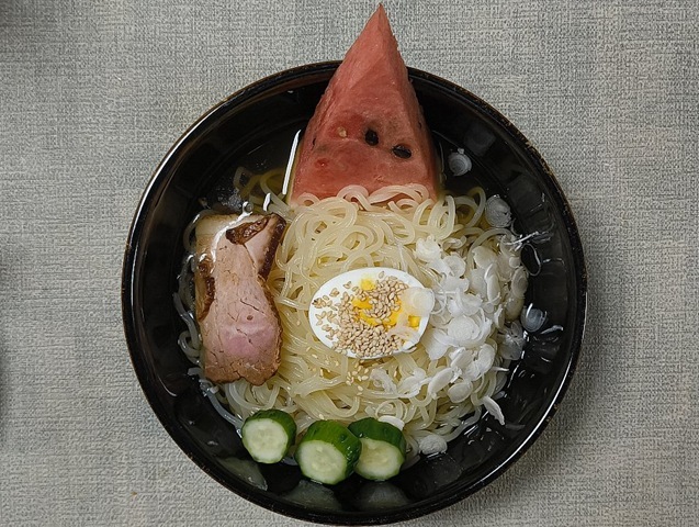 下河原さんより『「髭」のこだわり冷麺』をいただいたのだ。そこの『髭』の冷麺は、なによりもスープの出来が素晴らしい。 あたしは途中で「茹で玉子」の黄身を崩し、スープに溶かすのが大好きなのだが、黄身が溶け出したスープは、また一段とマイルドで優しく変化する。 これがまた、篦棒にうまいのだよ（笑）。（下河原さんよりの夏の贈与：焼肉・冷麺 髭：岩手県盛岡市繋字尾入野）