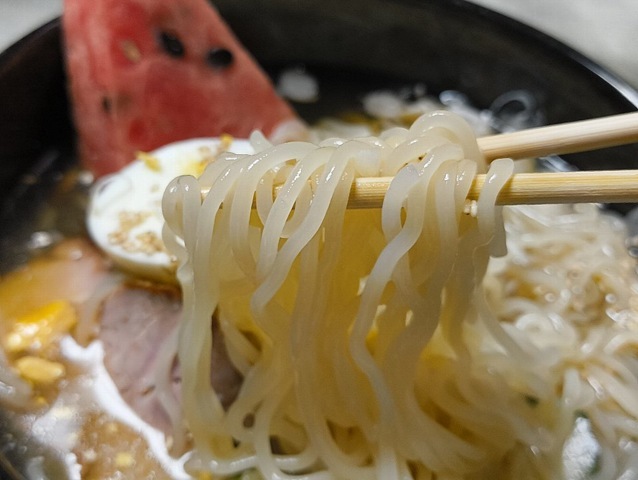 冷麺を手繰る